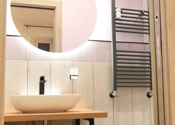Helle Hus - 4 Min To Metro, Modern & Quiet, Direct To Colosseum 4* Roma
